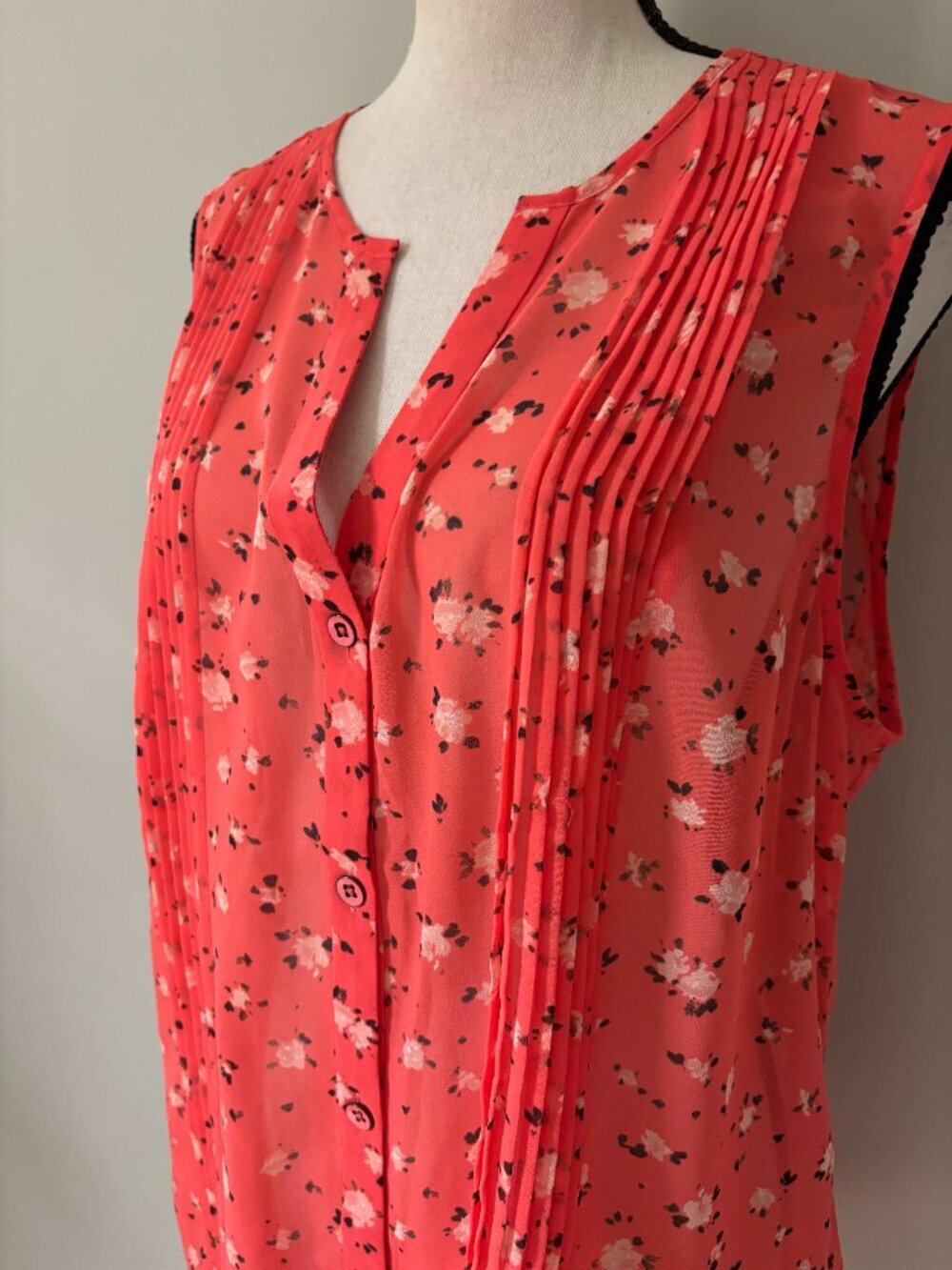 CAbi Coral Floral Pintuck Blouse Large Like New - Picture 2 of 6